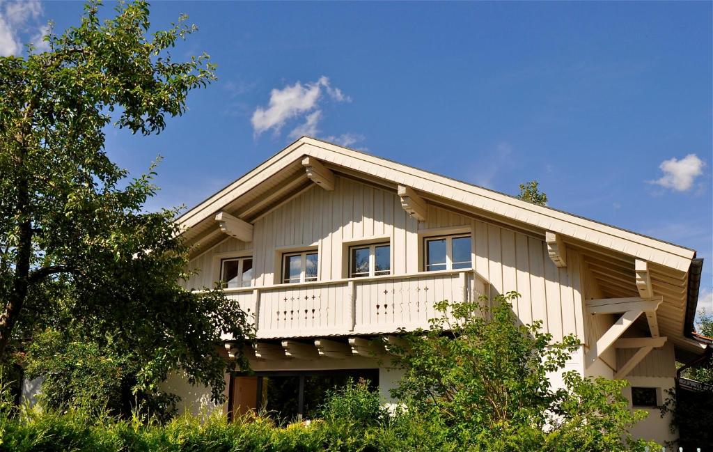 a house with a balcony on top of it at Ferienwohnung Caprano in Sonthofen