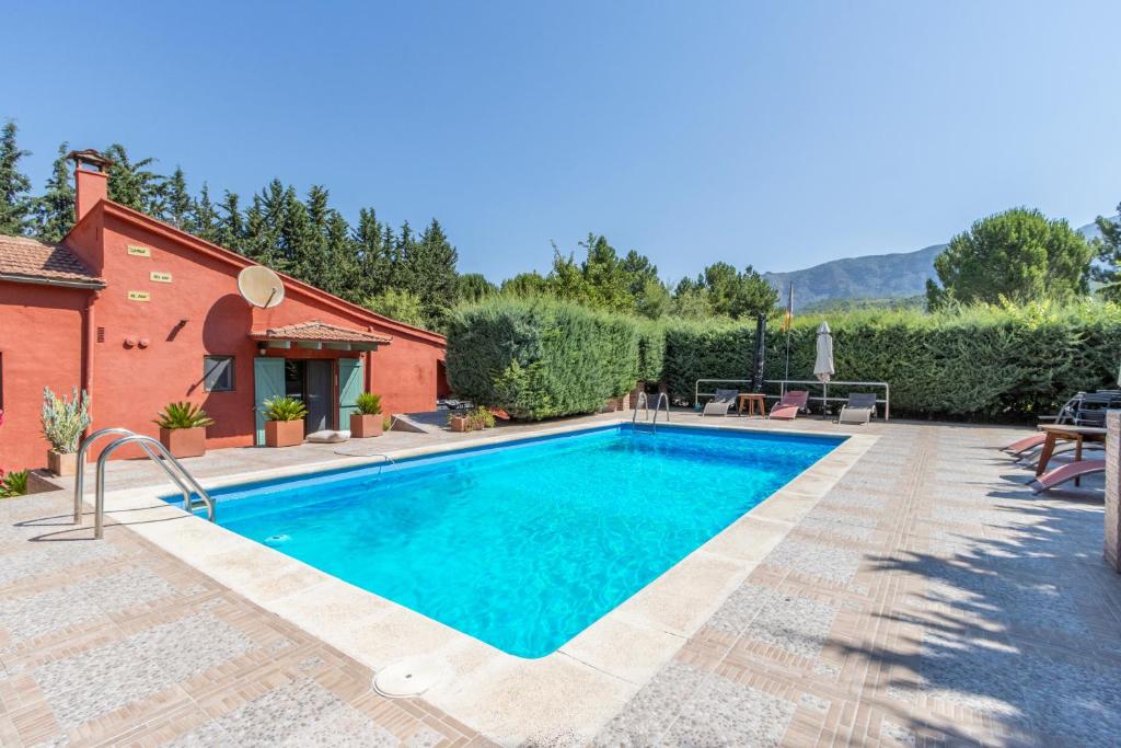 a swimming pool in the backyard of a house at Maison avec piscine en Catalogne in Aramunt