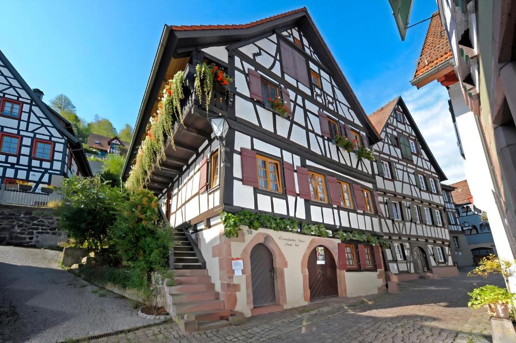 an old building in the town of lemberg at Ferienwohnung im Strumpfweberhaus in Schiltach