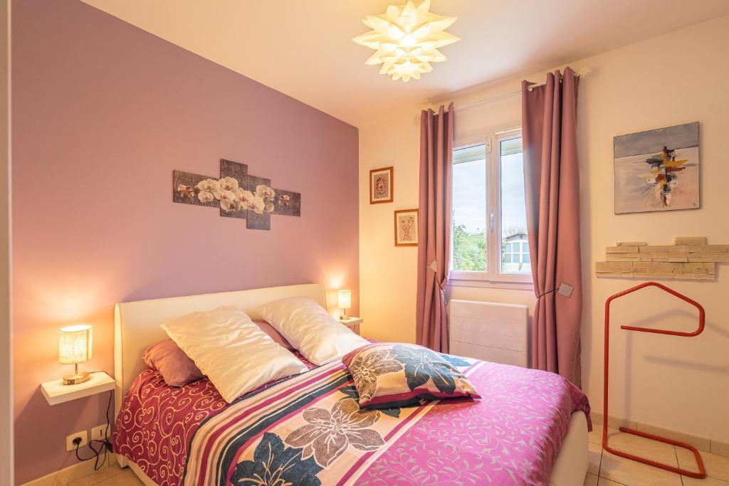 a bedroom with a bed and a window at Chambre chez l'habitant proche mer in Saujon