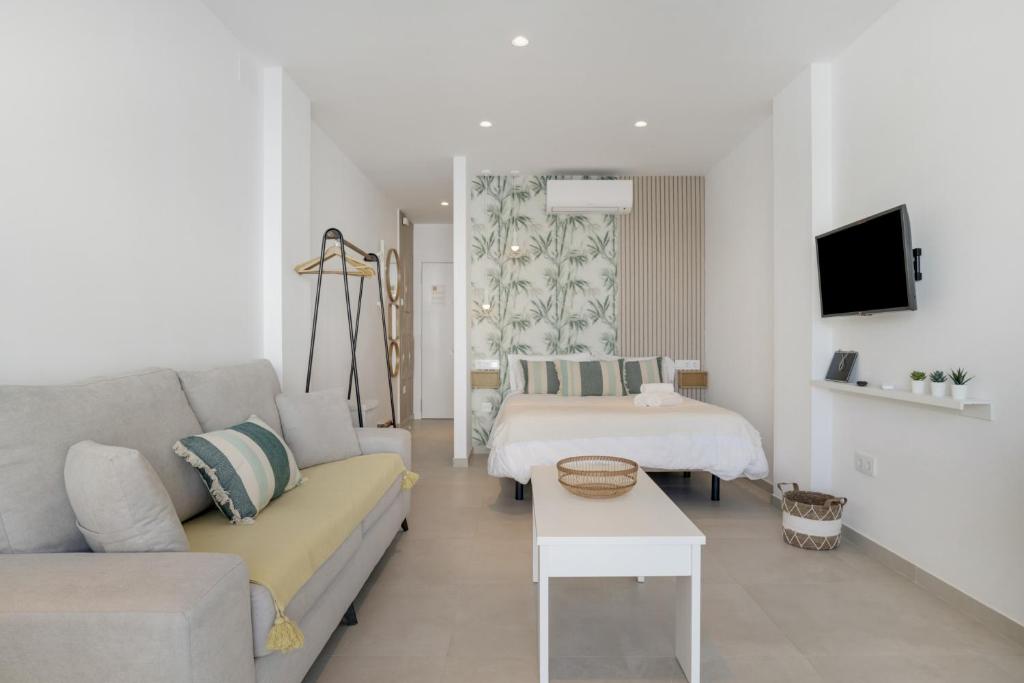 a living room with a couch and a bed at Apartamento Bambú 2 10 in Tarifa