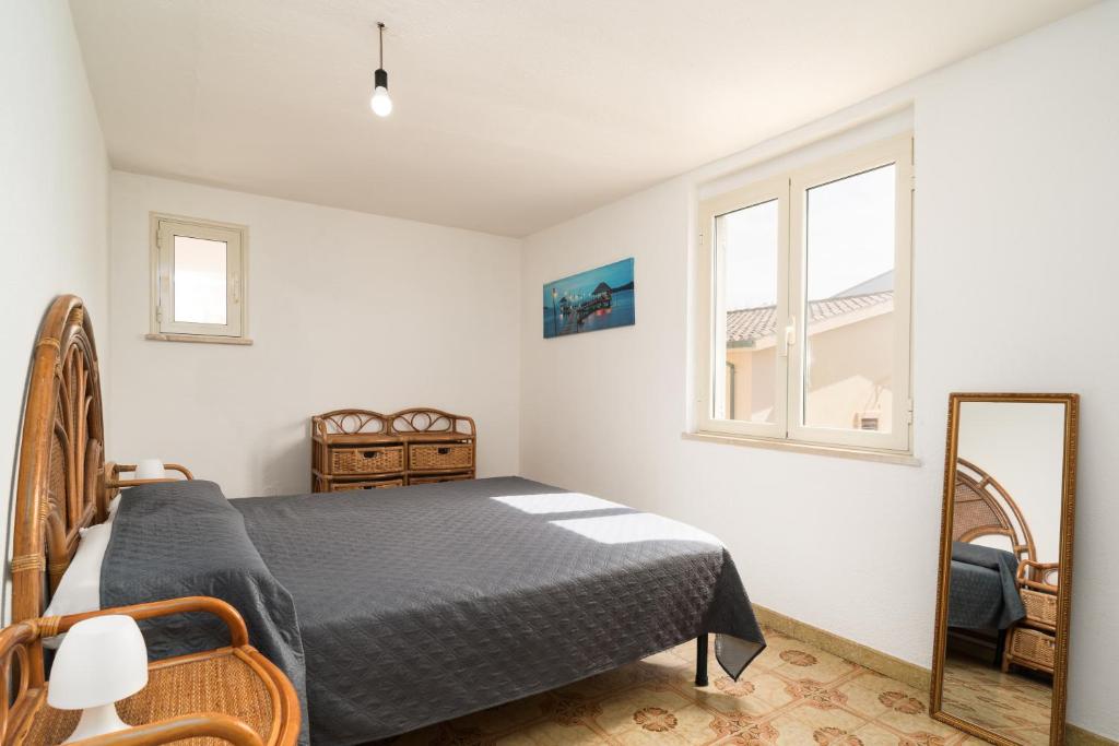 a bedroom with a bed and a mirror at Tasa tiago in Santa Lucia