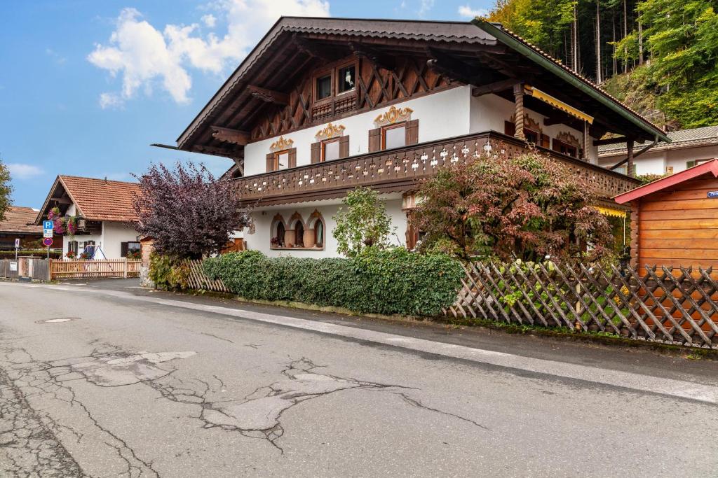 a house on the side of the road at Ferienwohnung Kleisl in Grainau