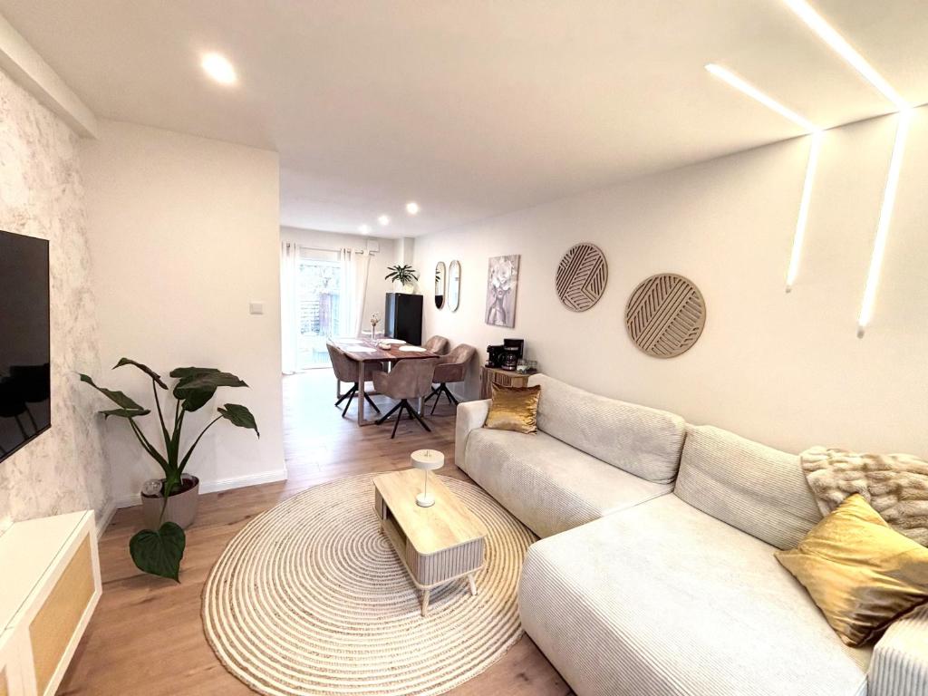 a living room with a couch and a table at Casa Kokorey in Rellingen