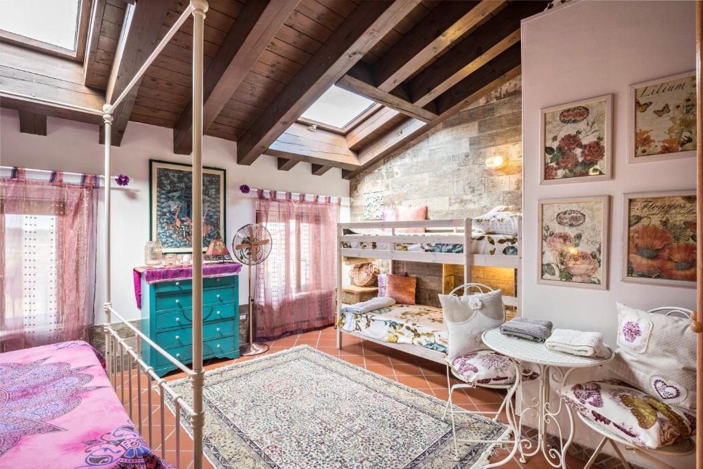 a bedroom with two bunk beds and a table at Le Case di Erminia Vintage Valeggio in Valeggio sul Mincio