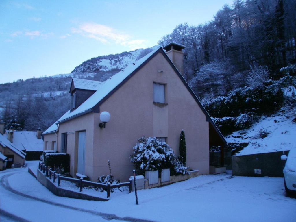 a small house with snow on the side of it at Chalet 4 Personnes classé 3 étoiles in Luz-Saint-Sauveur