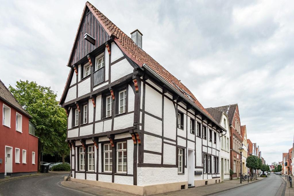a black and white building on the side of a street at Speicherapartment in Warendorf