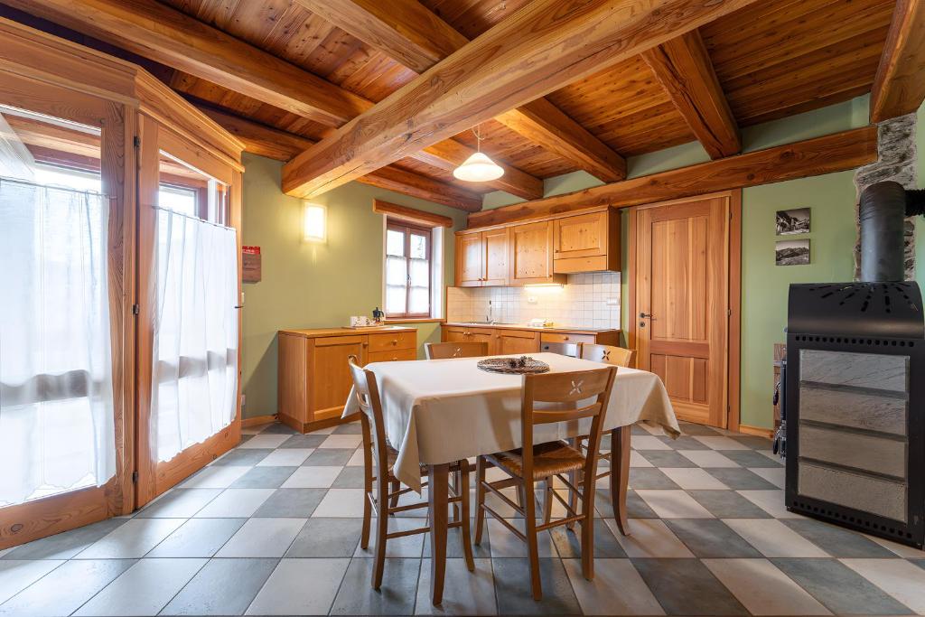 a kitchen with a table and chairs and a stove at Civico 11 in Marmora