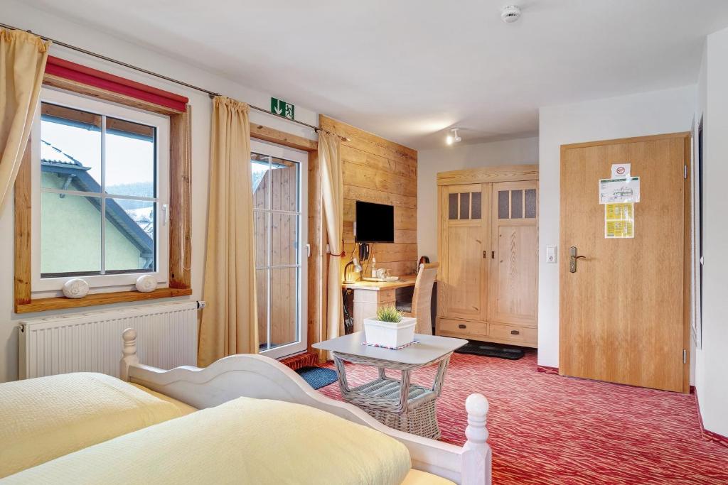 Gästehaus Krone - Double Room With Mountain View