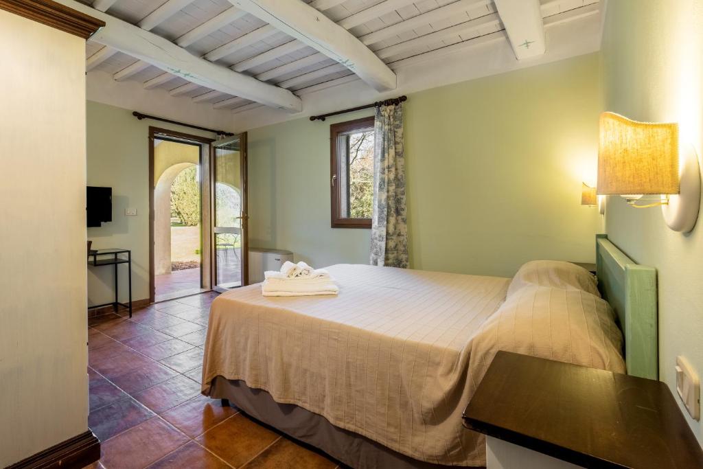 a bedroom with a large bed in a room at Rosaspina - Appartamento 2 in Capalbio