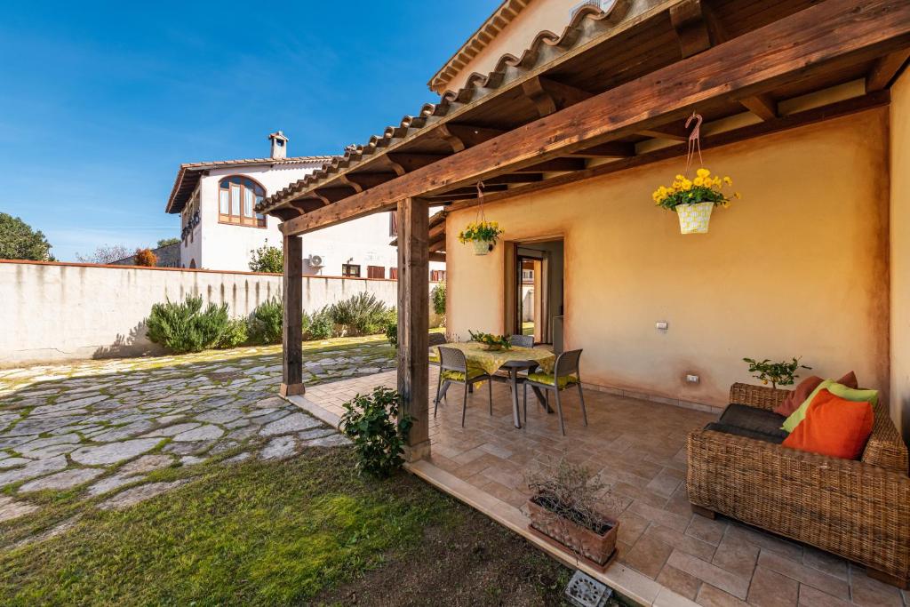 a patio of a house with a table and chairs at Girasole in Pula