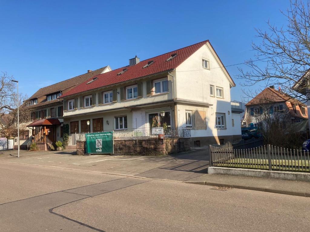 a large white house with a red roof at Ferienwohnung Smithson in Biberach
