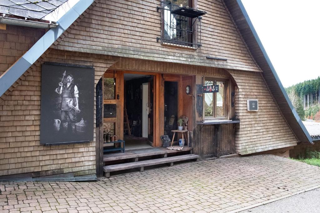 an entrance to a house with a large door at Atelier-Loft im Hübschental in Gütenbach