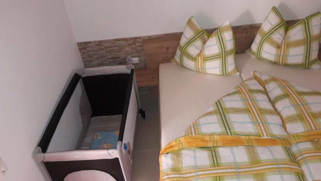 een slaapkamer met een bed en twee kussens bij Klenig Hof in Rangersdorf