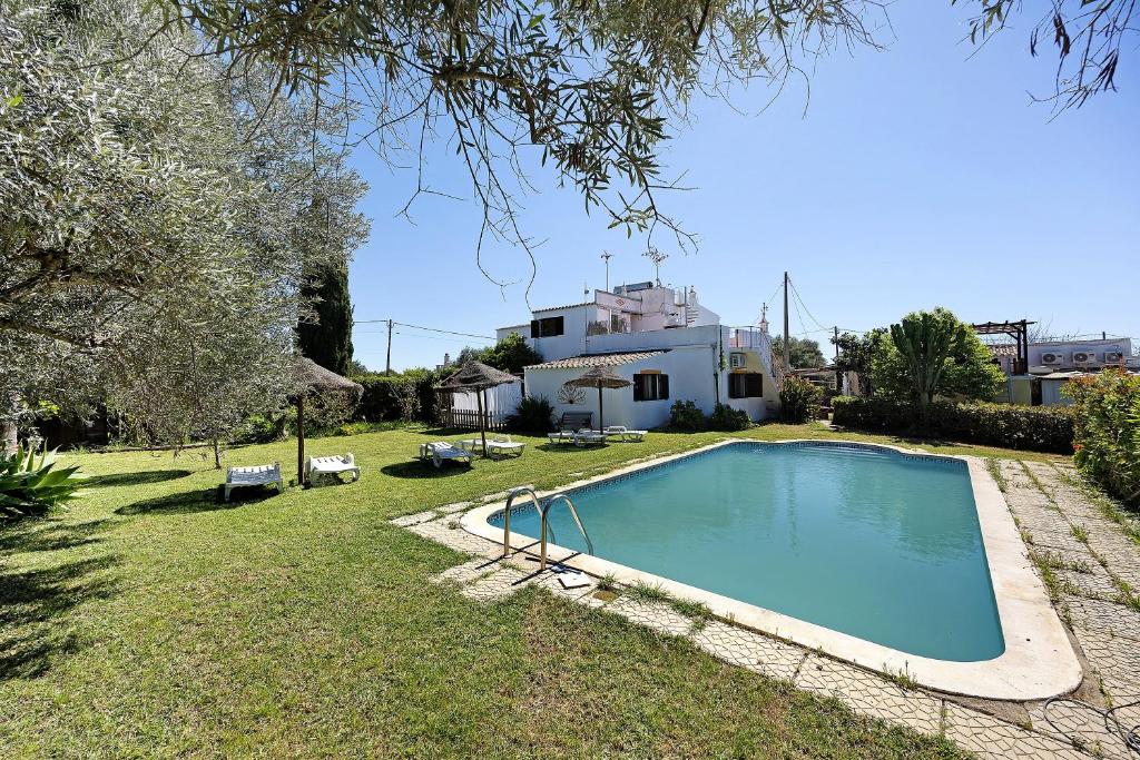 a swimming pool in the yard of a house at Quinta da Amendoeira in Foz