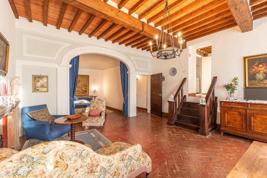 a living room with a couch and a table at Residenza d'epoca Alcova in Lucignano