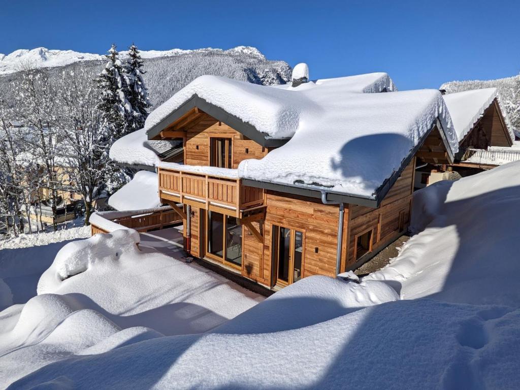 a log cabin covered in snow at Chalet Friwi in Saint-Jean-de-Sixt