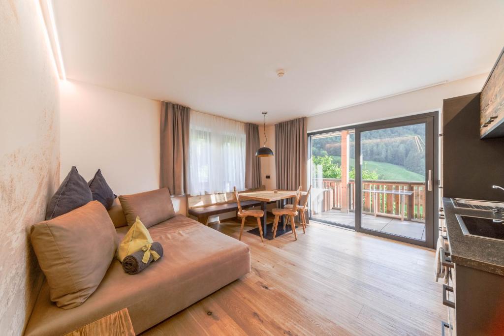 a living room with a couch and a table at Sonnleiten Sonnenadler 2 in Collepietra