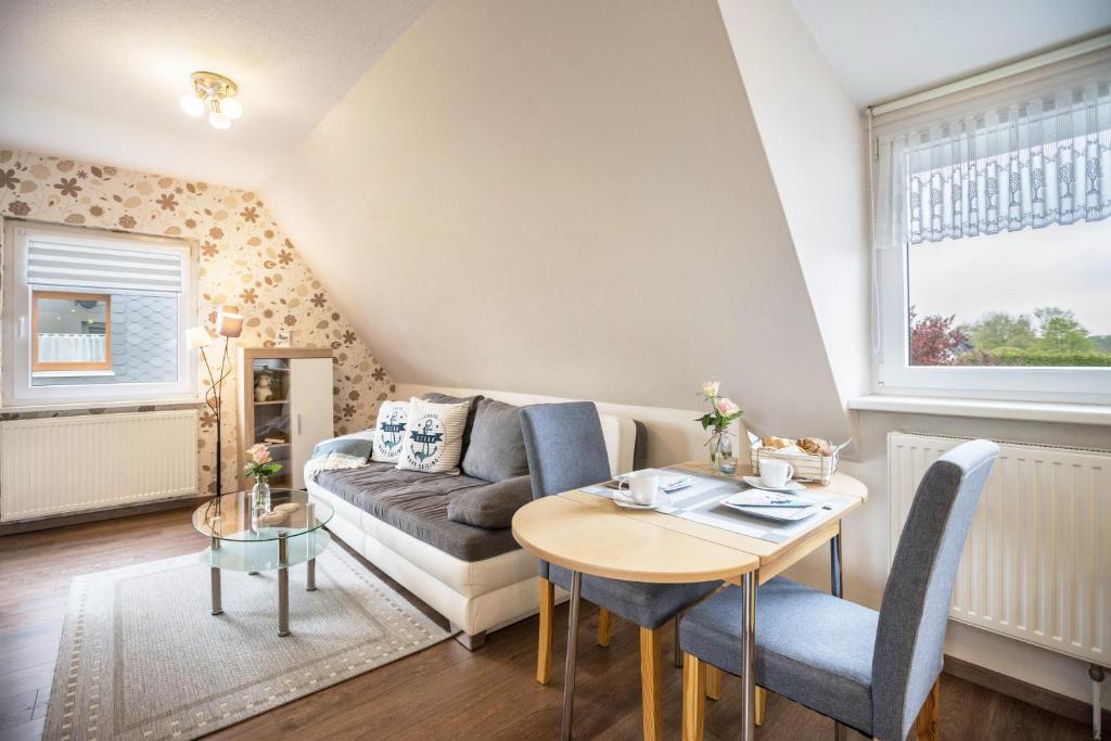 a living room with a couch and a table at Kleiner Priel in Dorum