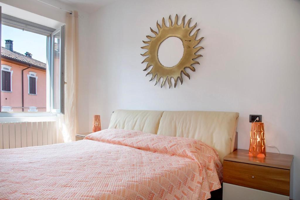 a bedroom with a bed and a mirror on the wall at La Piazzetta in Germignaga