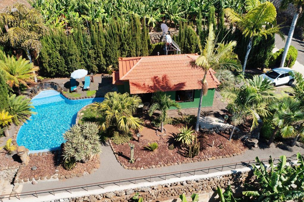 an aerial view of a house with a swimming pool at Las Vetas in Tijarafe