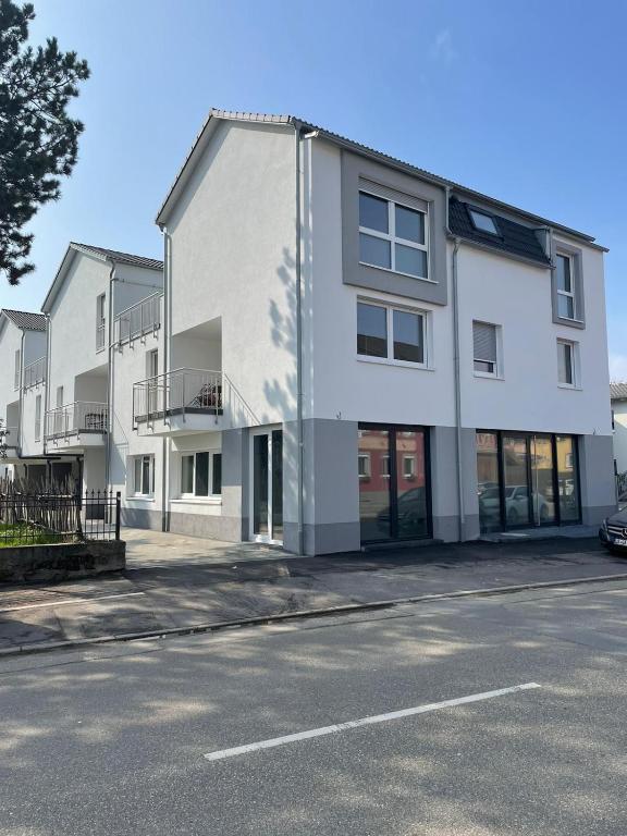 a white building on the side of a street at White House Apartments in Kappel-Grafenhausen