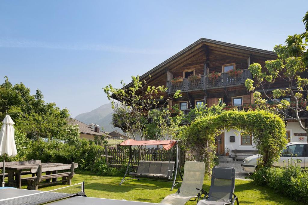 a house with a table and chairs in a yard at Jelerhof in Gsies