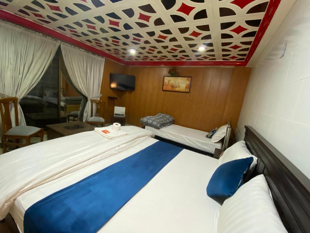 Shagufta Hotel Murree - Deluxe Double Room With Extra Bed
