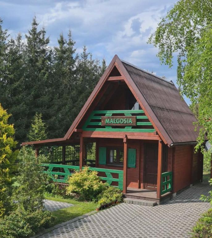 a small building with a sign that reads maragon at Chatki Małgorzatki in Bystre