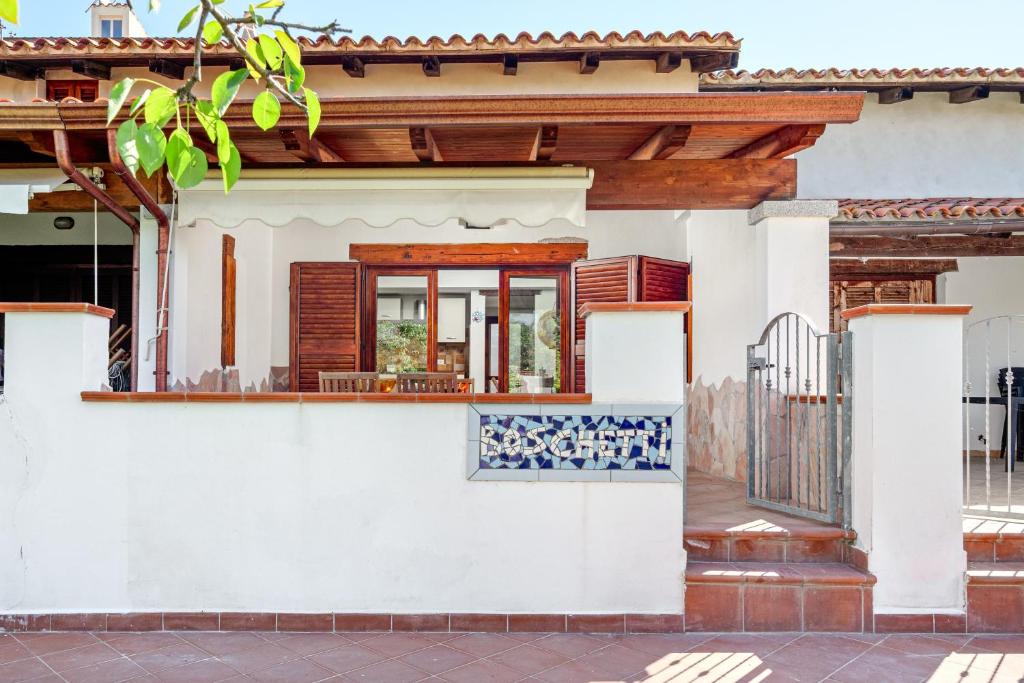 a house with a porch with a fence at Villetta i Gerani in San Teodoro