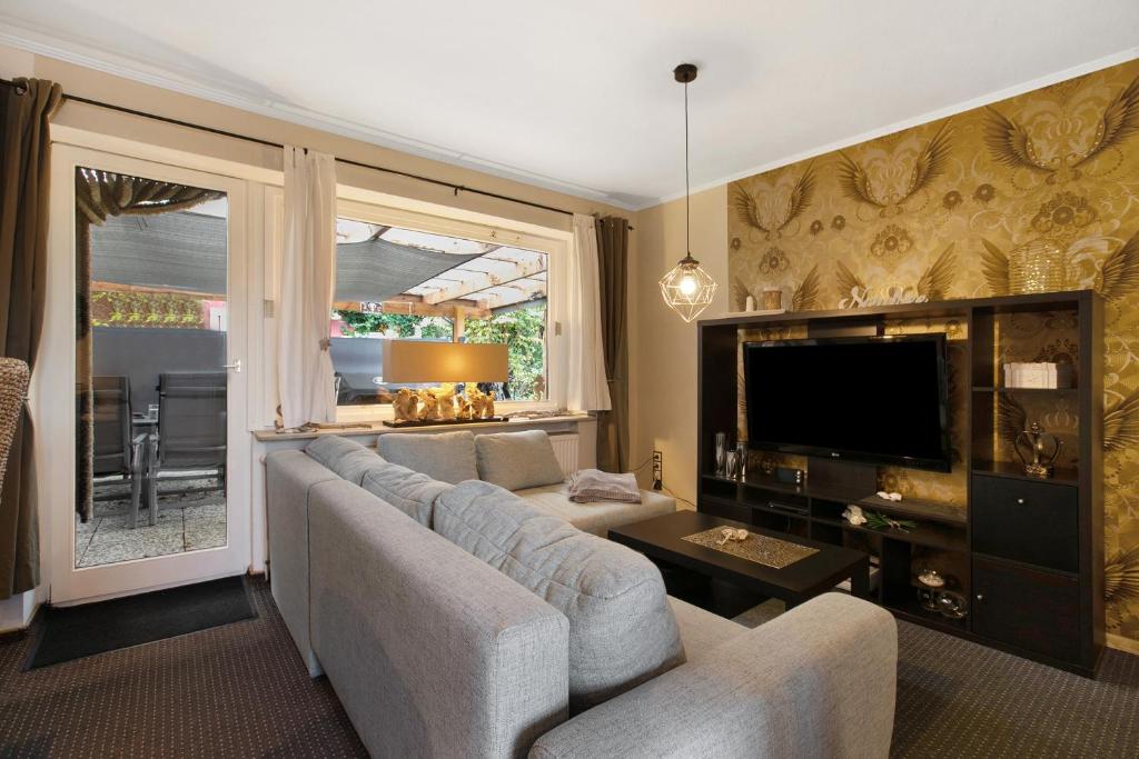 a living room with a couch and a tv at Kompass Oase in Burg