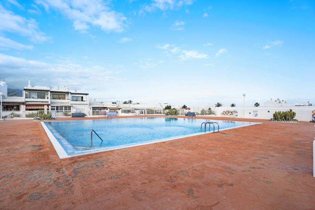 a swimming pool on a building with a blue sky at Apartamento Poris in Arico