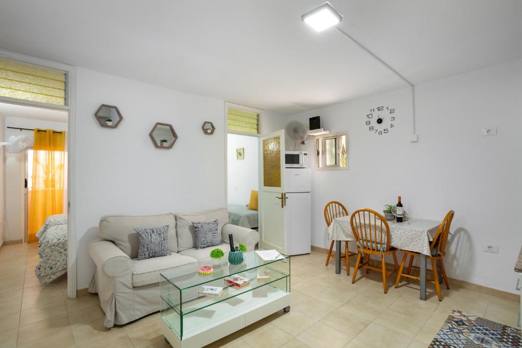 a living room with a couch and a table at Apartamento Danoe 2 in Mogán