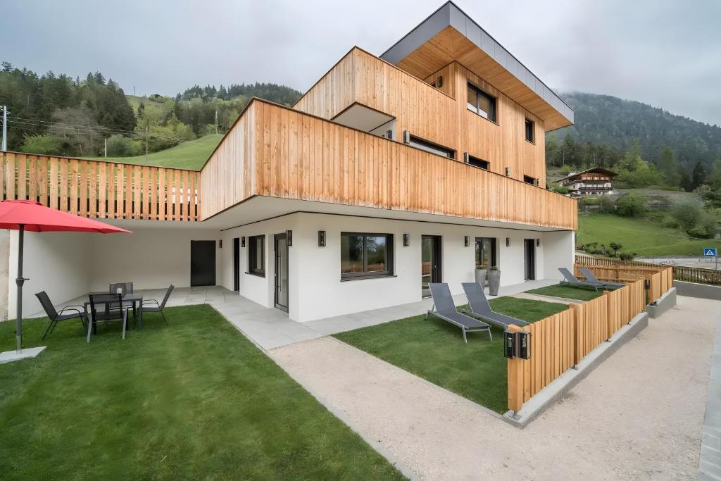 a house with a patio and a lawn at Die entspannende Eiche in San Pancrazio dʼUltimo