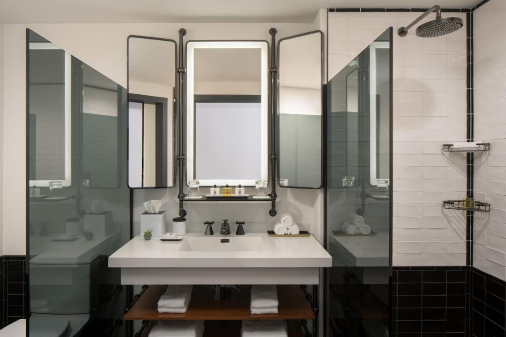 Thompson Seattle, by Hyatt - King Room With City View And Roll-In Shower - Disability Access