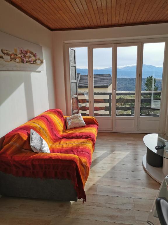 een slaapkamer met een bed met uitzicht op de bergen bij Foun Vive in Font Romeu Odeillo Via
