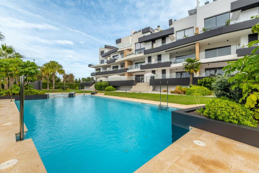 an image of a swimming pool in front of a building at Apartamento Verano in Orihuela