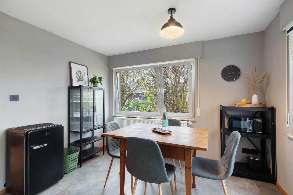 a dining room with a table and chairs and a window at Wanderer Lodge am Breitenstein in Bissingen an der Teck