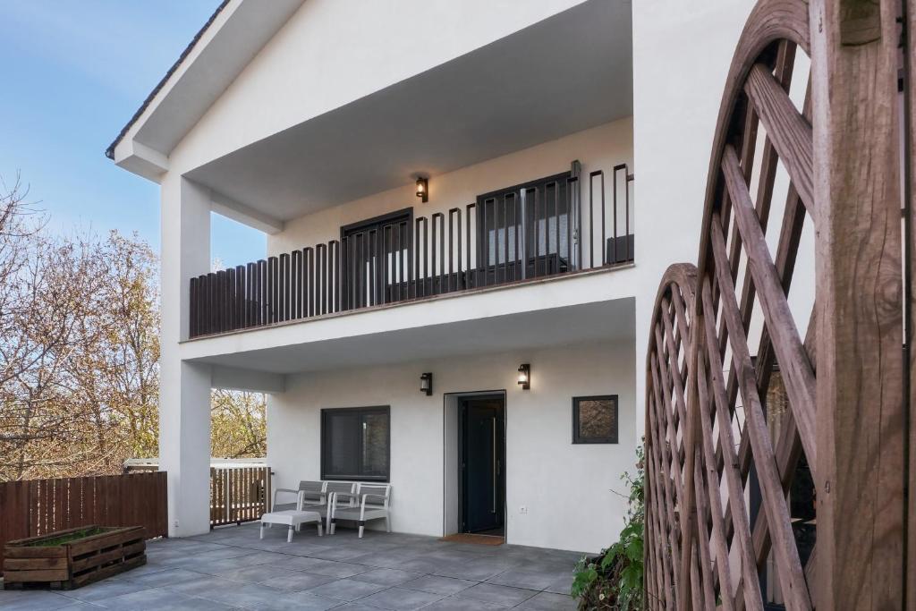 a white house with a balcony and a patio at Villa Marel in Cerdillo