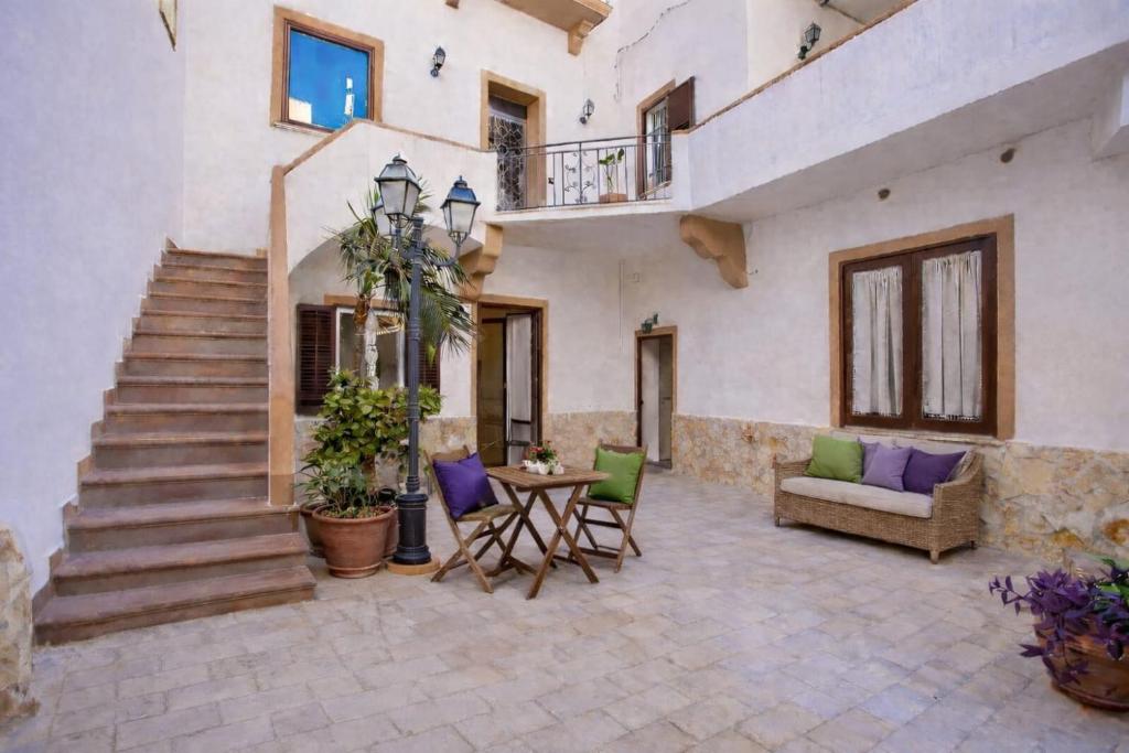 a house with a patio with a table and chairs at Il Cortiletto 21 in Marsala
