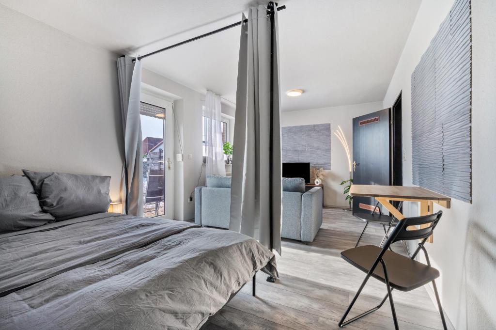 a bedroom with a bed and a desk and a chair at Klein aber fein in Worpswede