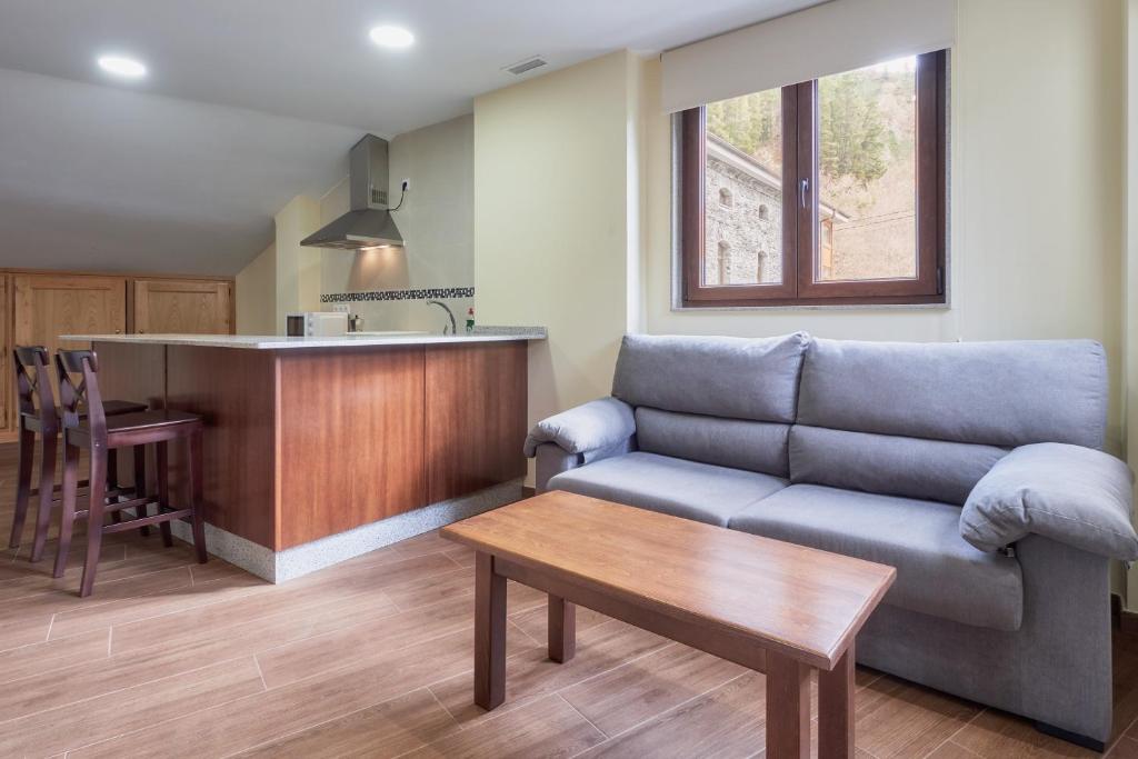 a living room with a couch and a table at Valle del Ibias - Segundo Izquierda in Cecos
