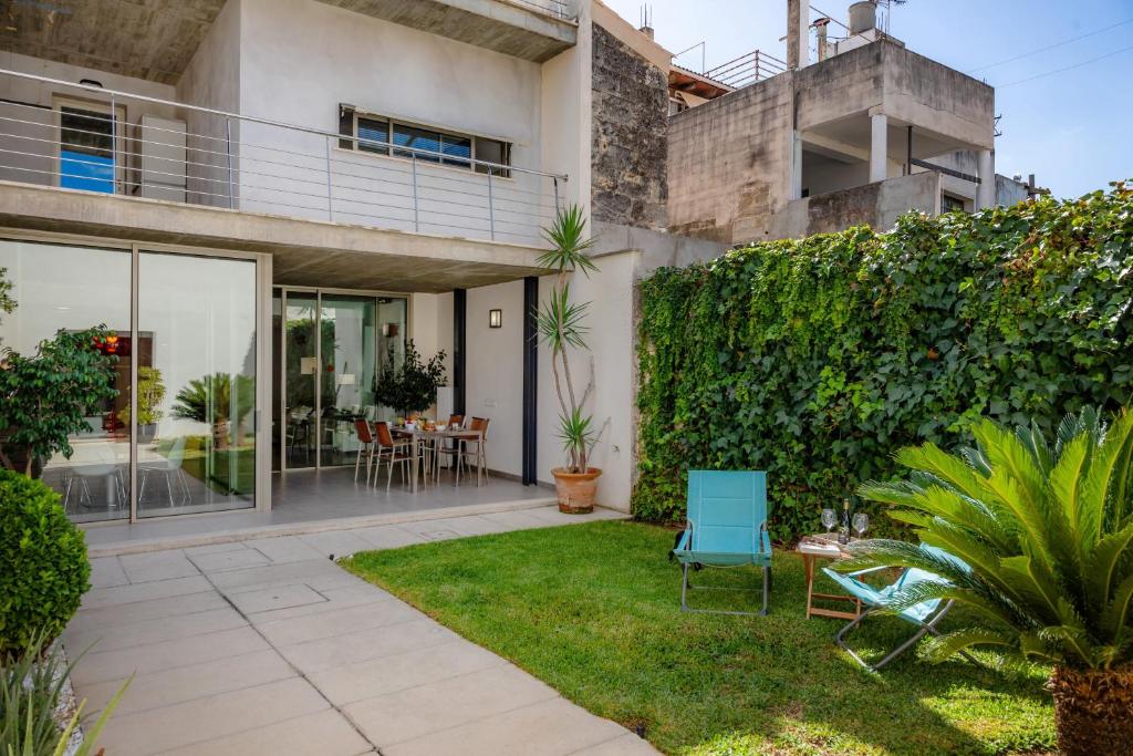 an image of a house with a garden at Ca Na Xisca in Sa Pobla
