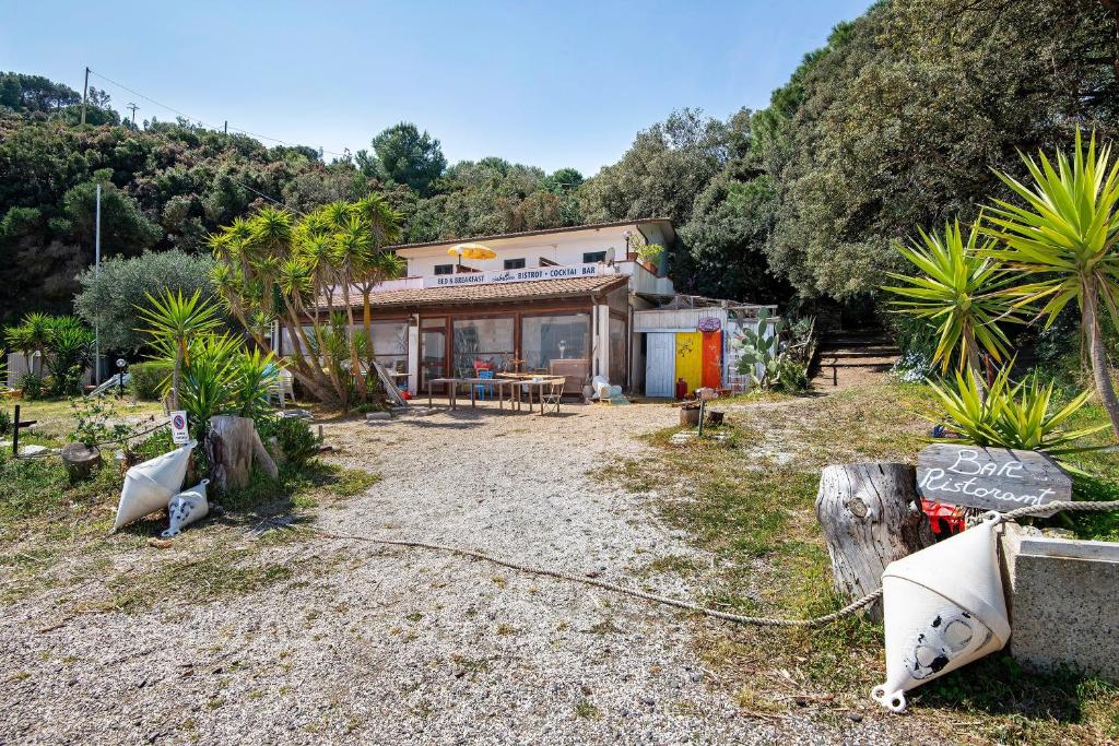 a house with a yard with a house at Sciabattica - Lacona in Lacona