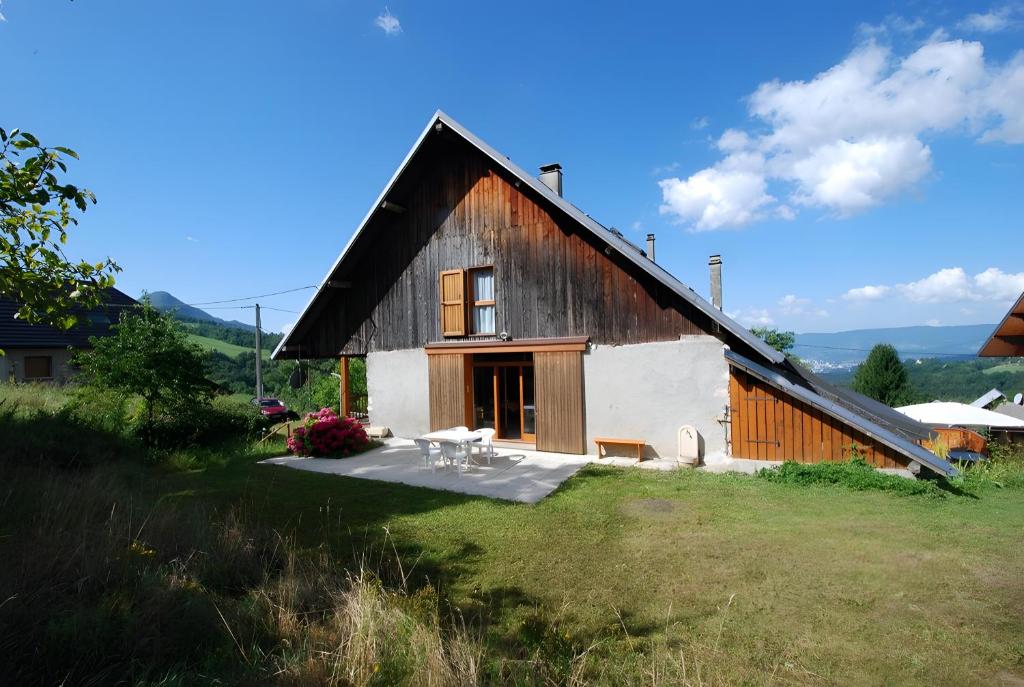 a barn with a table in front of it at le gite à Géo in Thoiry