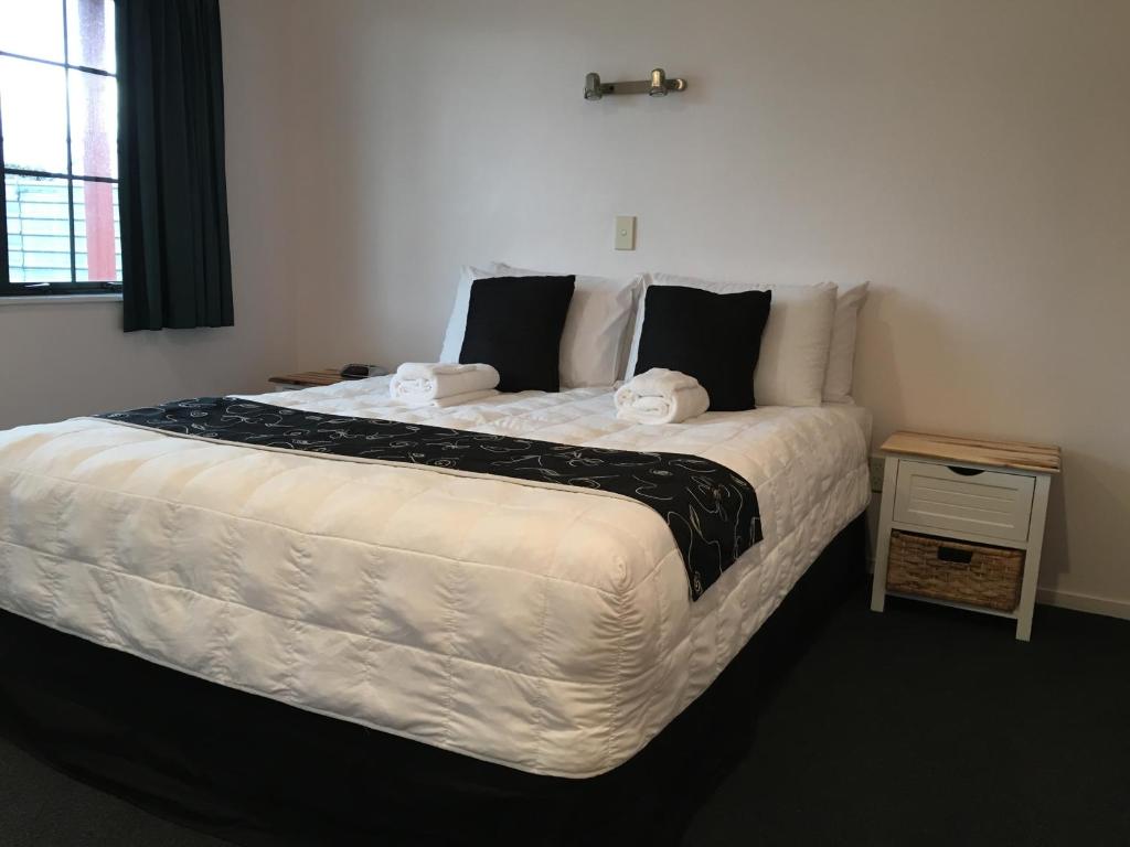Postel nebo postele na pokoji v ubytování Kiwi Court Motel