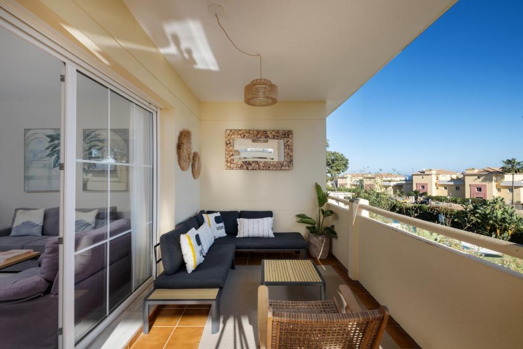 Mediterranean apt with seaview, 365-Day open pool and walking distance to the beach