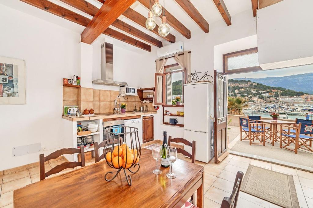 a kitchen and dining room with a table and chairs at Cas Mariner Puerto de Sóller in Port de Soller