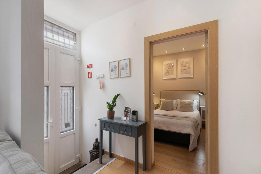 a bedroom with a bed and a mirror at Casa Viola in Faro