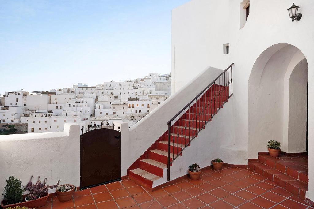 a stairway in a building with white buildings at Silla Vieja Uno in Vejer de la Frontera